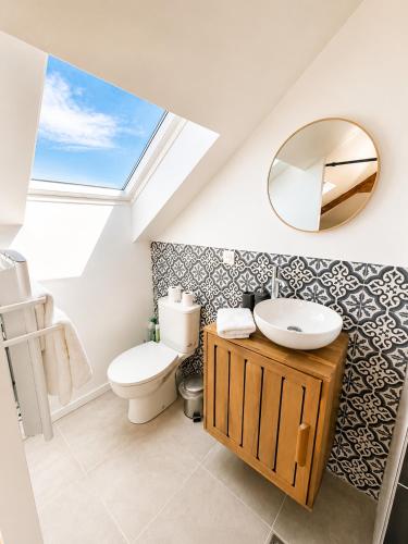 a bathroom with a sink and a mirror at Le bleu infini - vue mer, falaises, centre ville in Étretat
