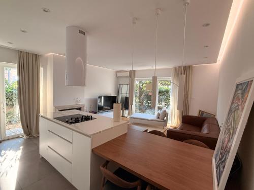 Modern Elegance Apartment with Garden and private parking Split