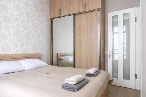 a bedroom with a bed with towels on it at Cozy apartment in Angisa