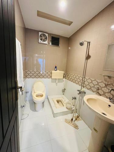 a bathroom with a toilet and a sink at Apartment In Ayubia in Naka