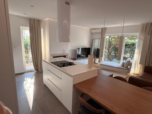 Modern Elegance Apartment with Garden and private parking Split
