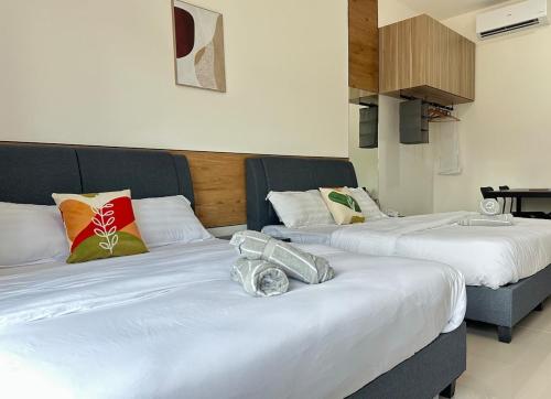 two beds sitting next to each other in a room at Studio 4pax SunshineKekloksiView in Ayer Itam