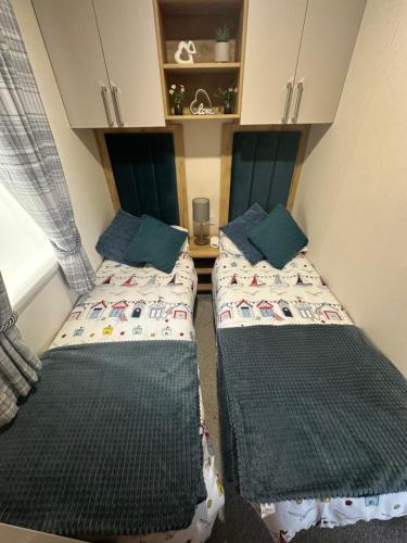 two beds sitting in a small room withermottermottermott at Duckpool 108 Bude in Bude