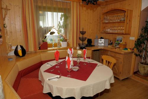 Pension Waldesruh/Halseralm tesisinde bir restoran veya yemek mekanı
