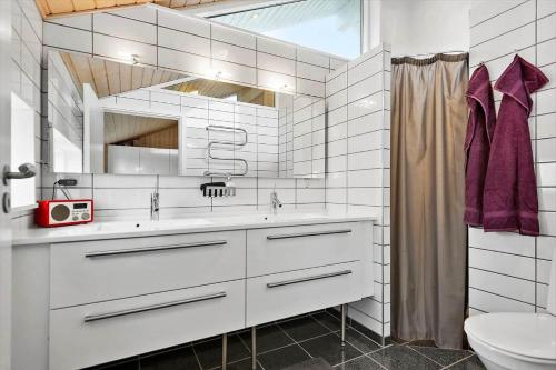 a white bathroom with a sink and a toilet at 30040-Beder-Hogevaenget-27 in Beder