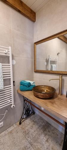 a bathroom with a sink and a mirror at Hoeve Ruimzicht Renesse in Renesse