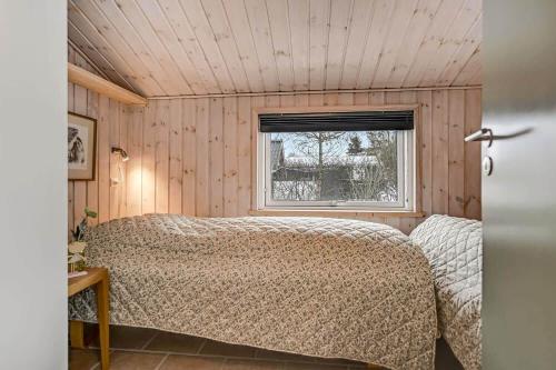 a bedroom with a bed and a window at C11266-Hemmet-Egernvej-10 in Hemmet