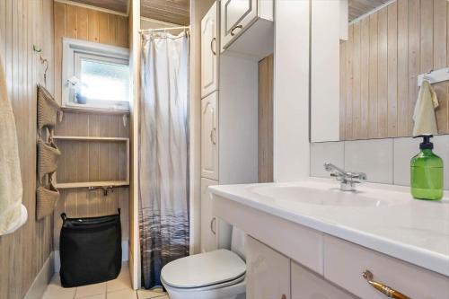 a bathroom with a white sink and a toilet at 40322-Juelsminde-Frede-Juels-vej-261 in Sønderby