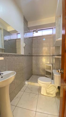 a bathroom with a toilet and a sink at Aqui y Ahora in Pisac