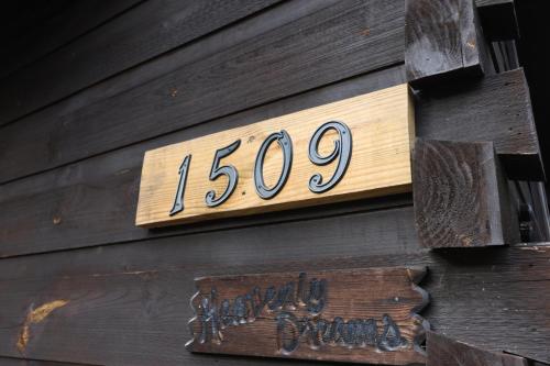 Cozy artsy cabin between Pigeon Forge & Gatlinburg w hot tub photo 25