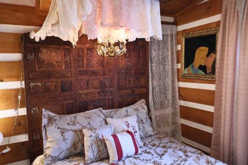 Cozy artsy cabin between Pigeon Forge & Gatlinburg w hot tub photo 26