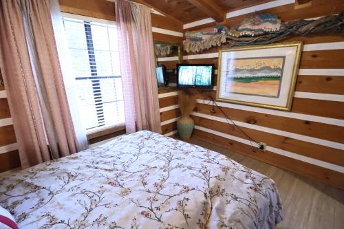 Cozy artsy cabin between Pigeon Forge & Gatlinburg w hot tub photo 27