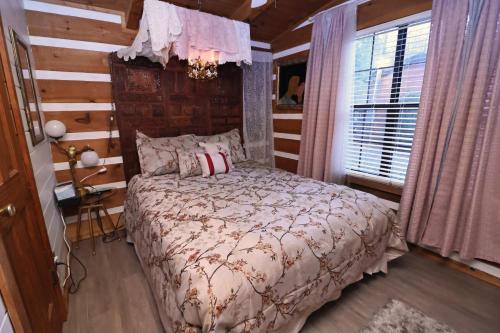 Cozy artsy cabin between Pigeon Forge & Gatlinburg w hot tub photo 29