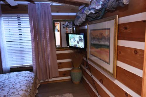 Cozy artsy cabin between Pigeon Forge & Gatlinburg w hot tub photo 31
