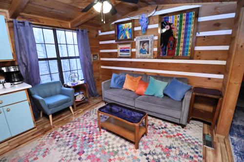 Cozy artsy cabin between Pigeon Forge & Gatlinburg w hot tub photo 32