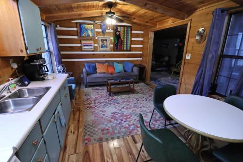 Cozy artsy cabin between Pigeon Forge & Gatlinburg w hot tub photo 33