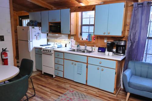 Cozy artsy cabin between Pigeon Forge & Gatlinburg w hot tub photo 34