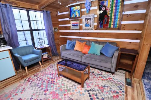 Cozy artsy cabin between Pigeon Forge & Gatlinburg w hot tub photo 35