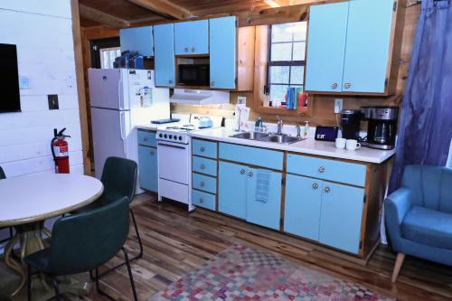 Cozy artsy cabin between Pigeon Forge & Gatlinburg w hot tub photo 36