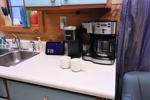Cozy artsy cabin between Pigeon Forge & Gatlinburg w hot tub photo 40