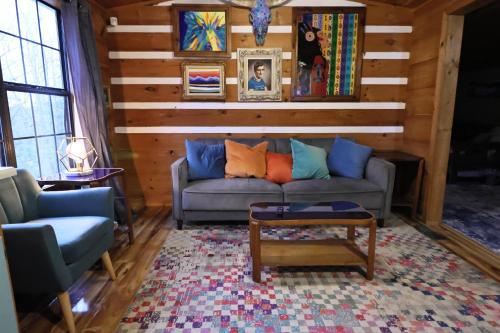 Cozy artsy cabin between Pigeon Forge & Gatlinburg w hot tub photo 41