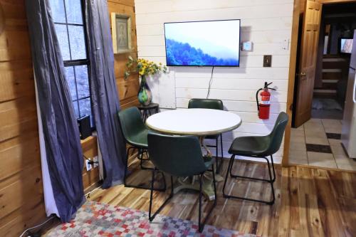 Cozy artsy cabin between Pigeon Forge & Gatlinburg w hot tub photo 42