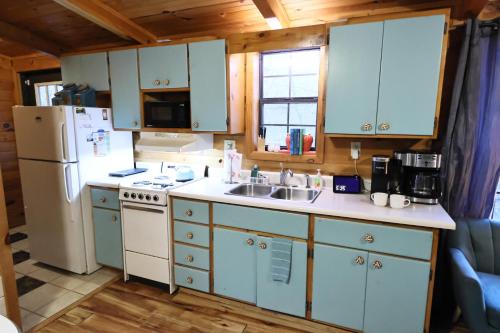 Cozy artsy cabin between Pigeon Forge & Gatlinburg w hot tub photo 43