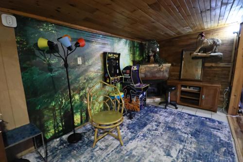 Cozy artsy cabin between Pigeon Forge & Gatlinburg w hot tub photo 44