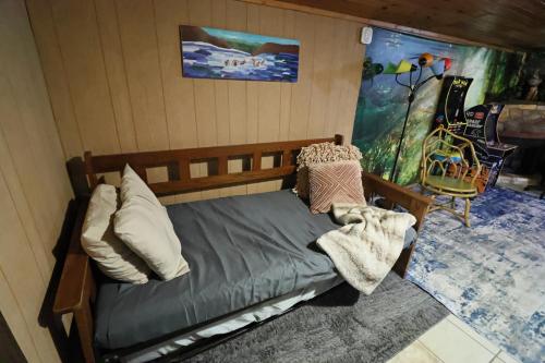 Cozy artsy cabin between Pigeon Forge & Gatlinburg w hot tub photo 45