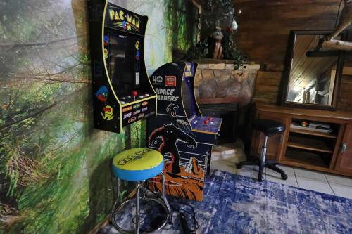 Cozy artsy cabin between Pigeon Forge & Gatlinburg w hot tub photo 48