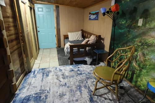 Cozy artsy cabin between Pigeon Forge & Gatlinburg w hot tub photo 50