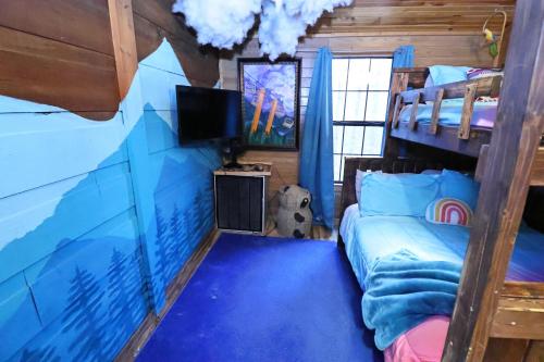 Cozy artsy cabin between Pigeon Forge & Gatlinburg w hot tub photo 52