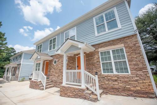 a home with a brick house at Basic 4 bedrooms with 6 beds 15 min from downtown sleeps 9 Adults comfortably for Work crews and Large groups in Atlanta