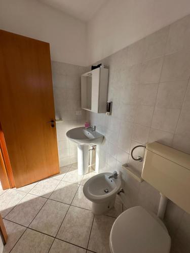 a bathroom with a toilet and a sink at Lecce Rooms in Castro di Lecce