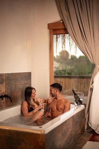 a man and a woman sitting in a bath tub at Bali Andino Experience in Ciudad Lujan de Cuyo