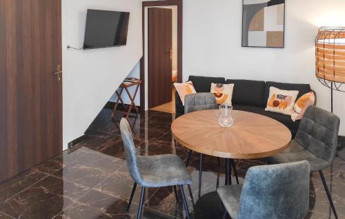 2 Bedroom Gorgeous Apartment In Okrug Gornji