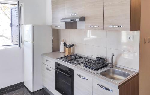 2 Bedroom Gorgeous Apartment In Okrug Gornji