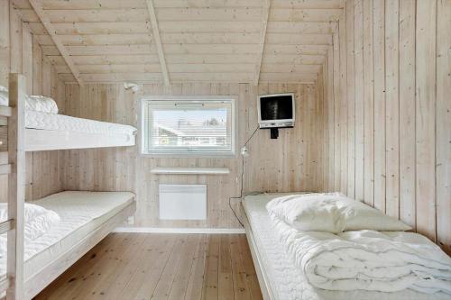 a room with two bunk beds and a tv at FY244-Assens-Osterbakken-3 in Assens