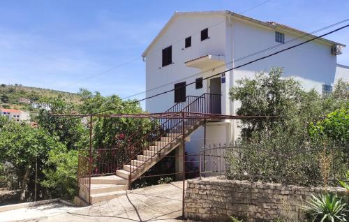 2 Bedroom Nice Apartment In Okrug Gornji