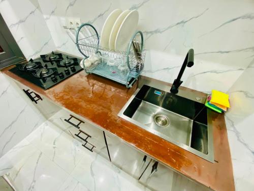 a kitchen counter with a sink and a blender at Résidence moncloa in Brazzaville