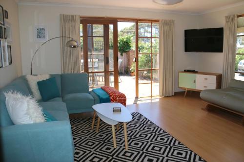 A seating area at Stylish 2 Bedroom Unit
