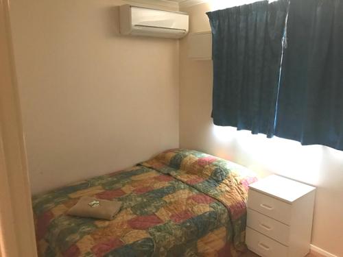 Una cama o camas en una habitación de AAOK Karratha Caravan Park