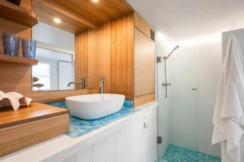 a bathroom with a white bowl sink and a mirror at Green Scape - Whale Beach in Whale Beach