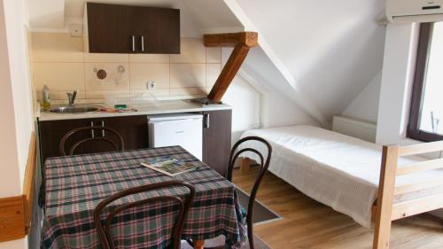 a small kitchen with a bed and a sink at Apartmani Stanojevic Sokobanja in Soko Banja