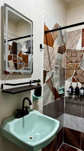 a bathroom with a sink and a mirror at Loft Industrial con fogatero in Mineral del Monte