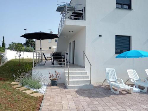 Apartments with swimming pool Murine, Umag - 27509