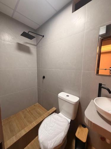 ein Badezimmer mit Toilette und Waschbecken in der Unterkunft Hotel Riomar in Iquitos