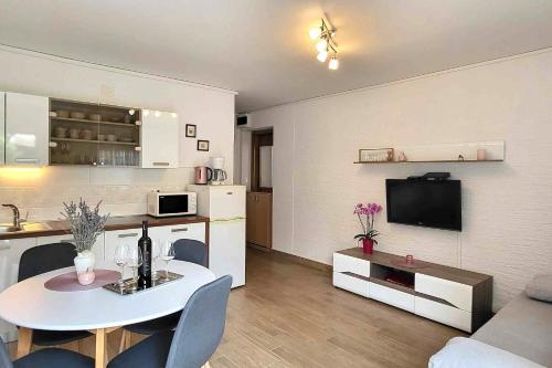Apartments and rooms with parking space Novi Vinodolski - 19963