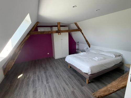 a bedroom with a bed in a attic at Maison de Lili - Spacieuse in Beynat