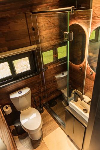 a bathroom with a toilet and a shower and a sink at Rosalia Haras Glamping - Experiencia ecuestre in Atlixco
